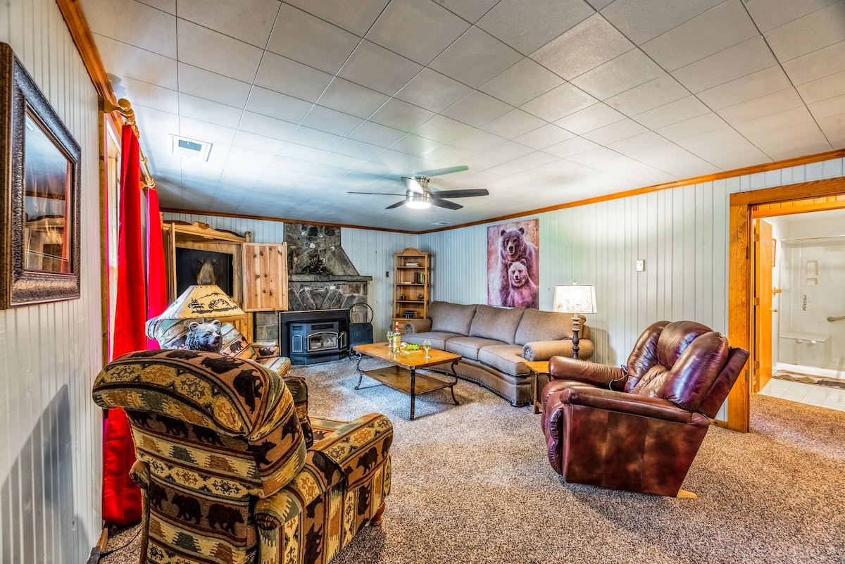 Lucky Bear Lodge: Game Room, Hot Tub, And More!