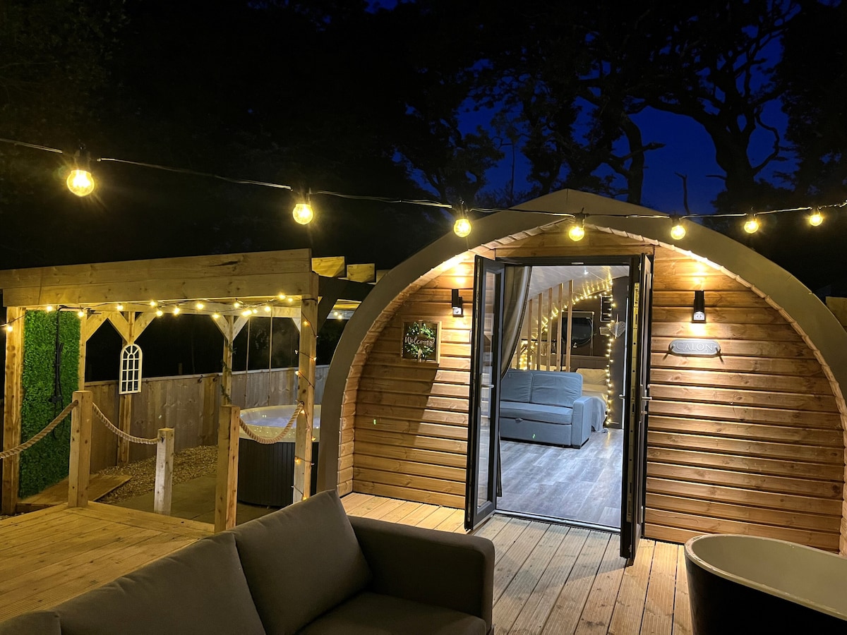 带池塘景观的Calon Glamping Pod