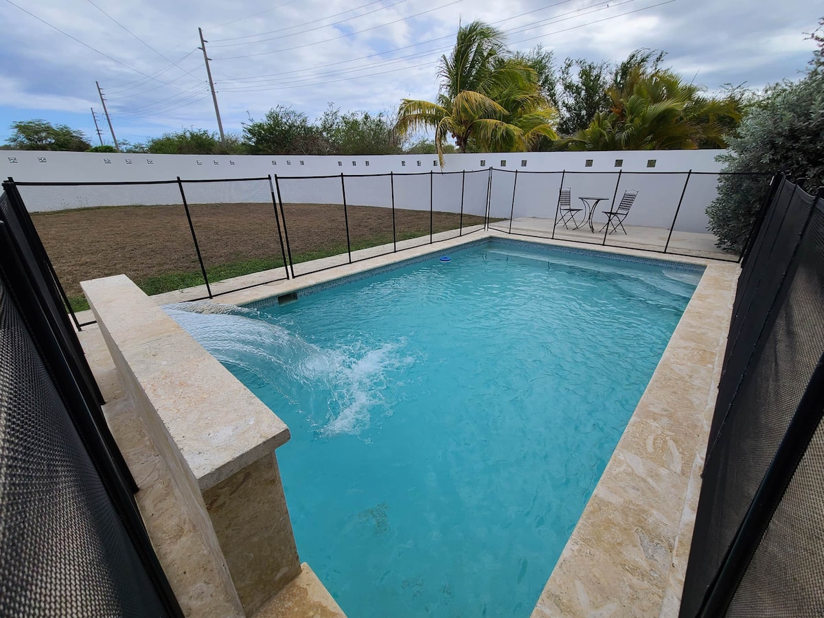 Private Pool Home, BBQ, Beach 15-minute Drive