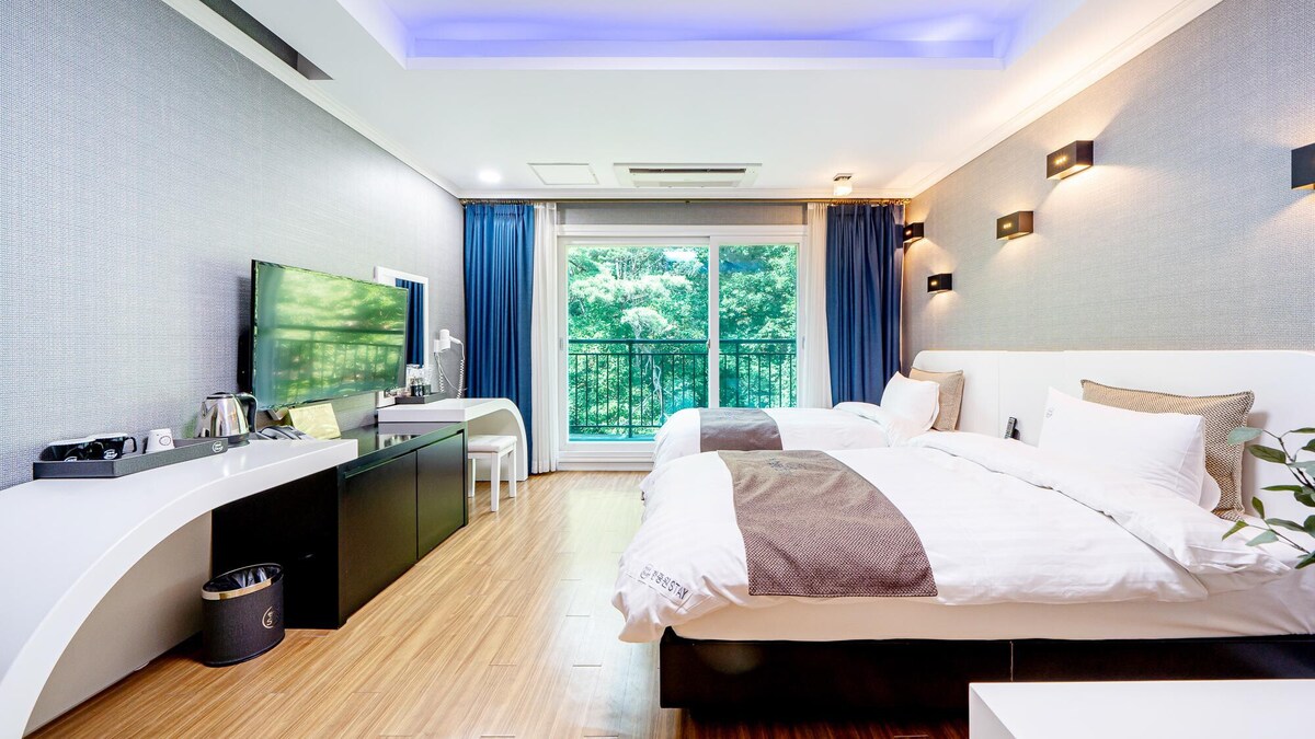 有一间舒适的房间和设备齐全的jjimjilbang ，因此住宿的502房间将为您提供治疗之旅（不烹饪）