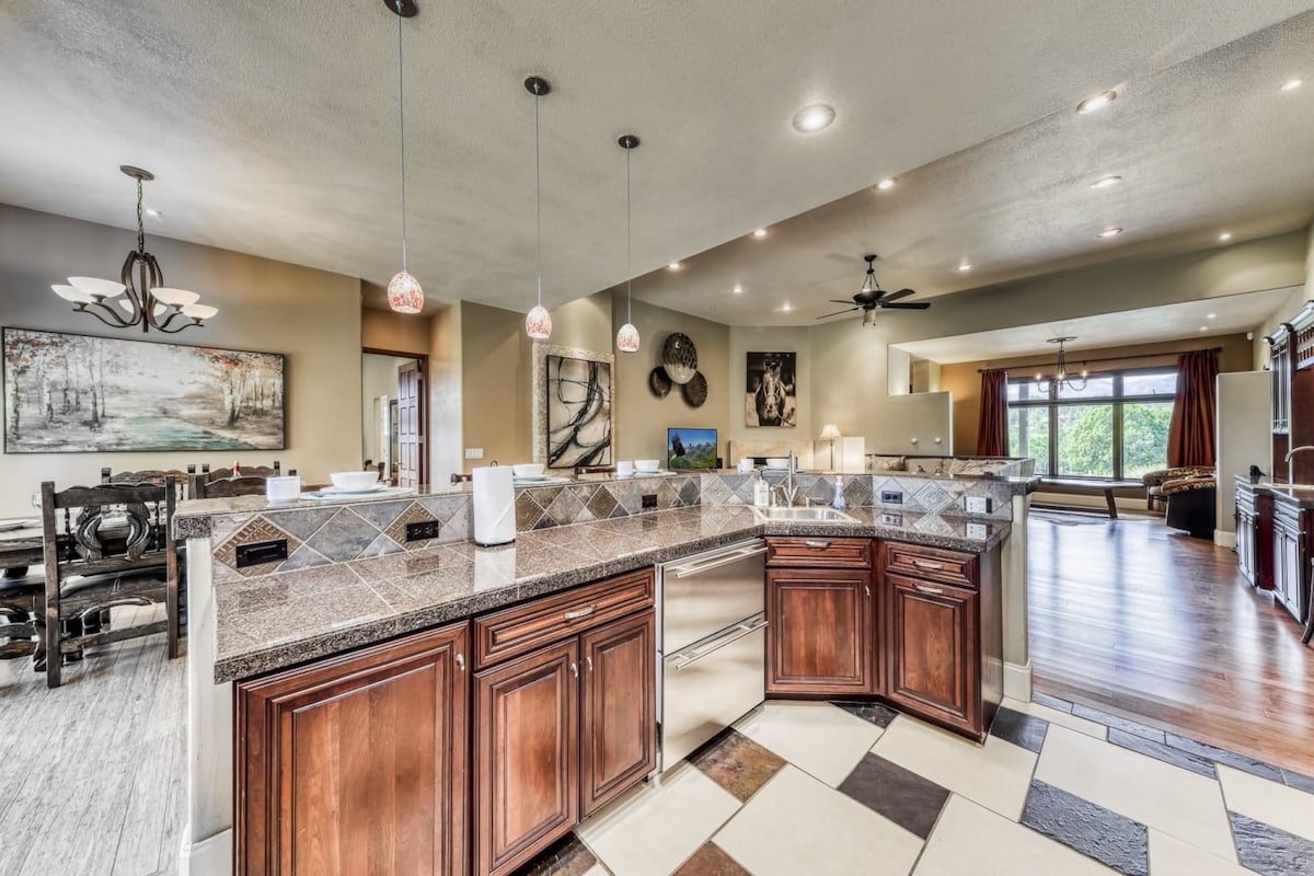 Hands Down Retreat- 4BD/4BA Stunning Views/Hot Tub