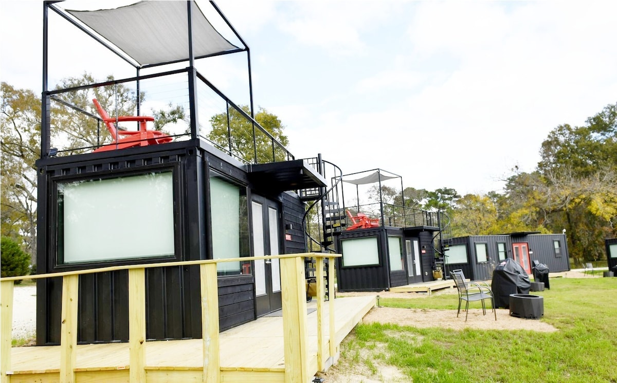 Smoke Shack(ADA Accessible):Glamping Next to Lake Conroe! Modern Tiny Home w/Luxury Amenities, Rooftop Deck, Heated Pool, Kamado smoker, Stocked Ponds! Play w/cute goats. 30 mins from The Woodlands & 1 hr from Houston!