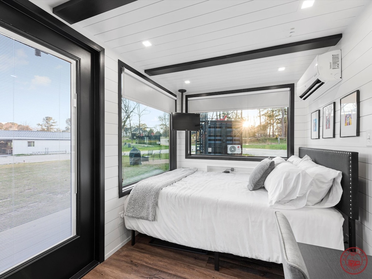 TX Crutch: NEW Glamping Next to Lake Conroe! Romantic Modern Tiny Home w/Luxury Amenities, Rooftop Deck, Heated Pool, Kamado BBQ smoker, Stocked Ponds! Play w/cute goats. ONLY 30 mins from The Woodlands & 1 hr from Houston!