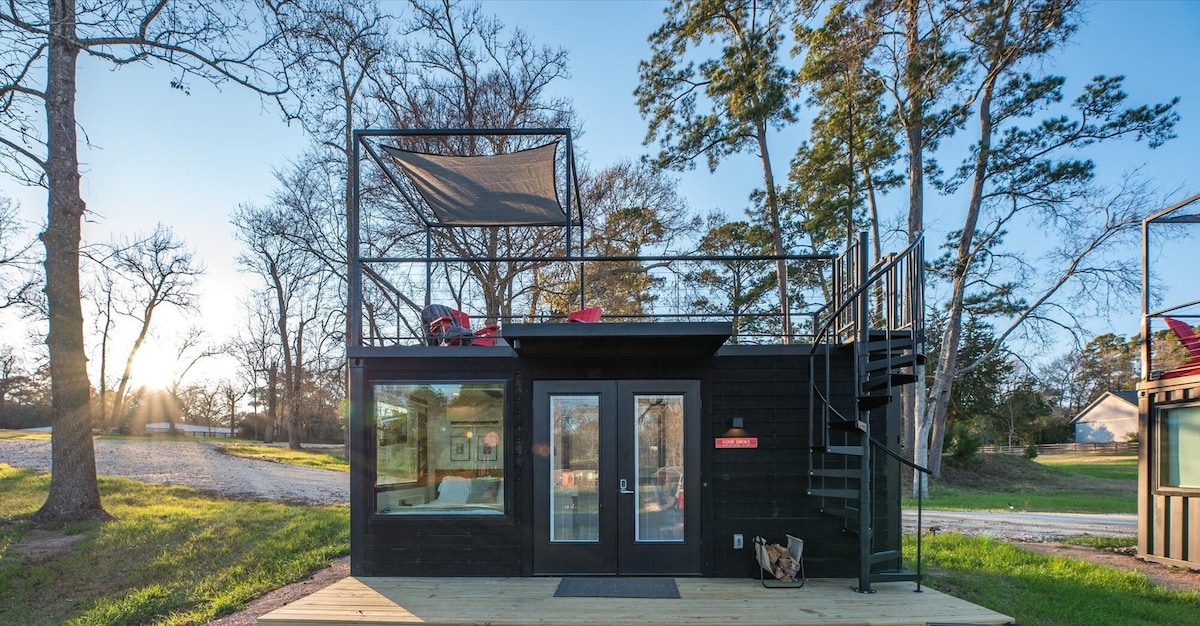 TX Crutch: NEW Glamping Next to Lake Conroe! Romantic Modern Tiny Home w/Luxury Amenities, Rooftop Deck, Heated Pool, Kamado BBQ smoker, Stocked Ponds! Play w/cute goats. ONLY 30 mins from The Woodlands & 1 hr from Houston!