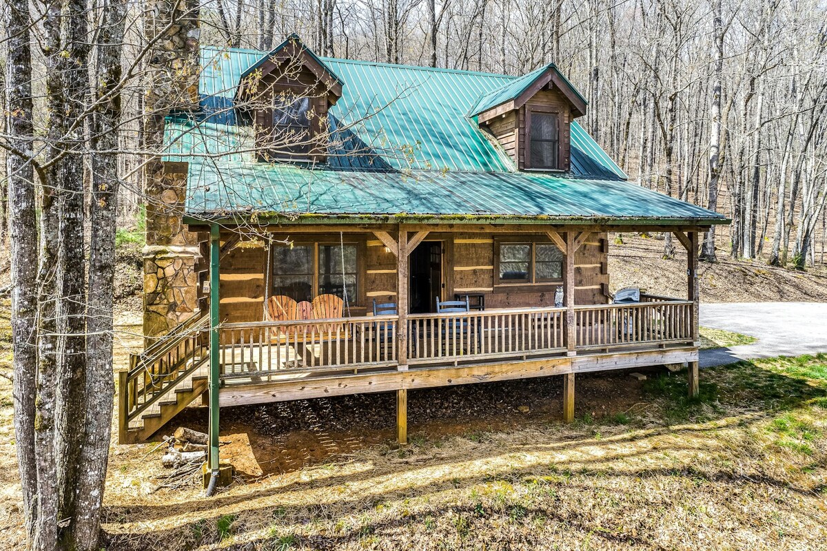 Secluded 3BR Dog Friendly | Fireplace | Deck