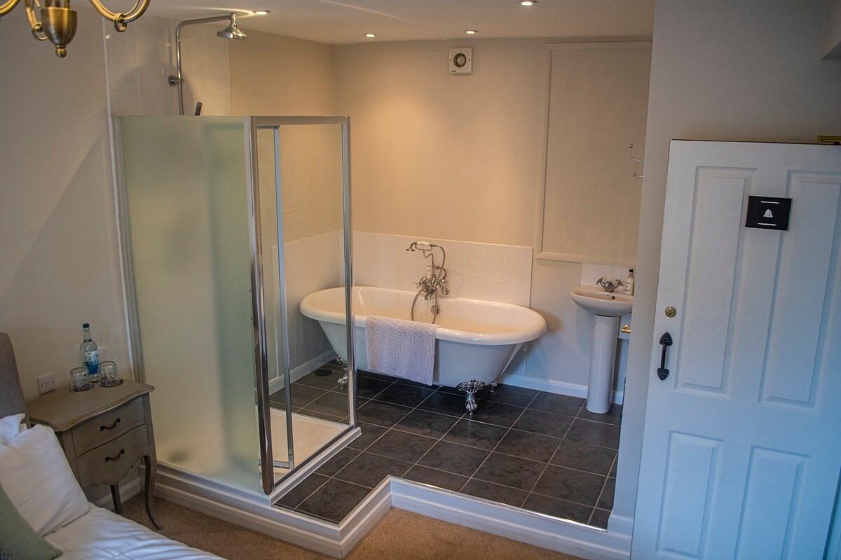 Five Bells Wickham | King Luxury room with bath