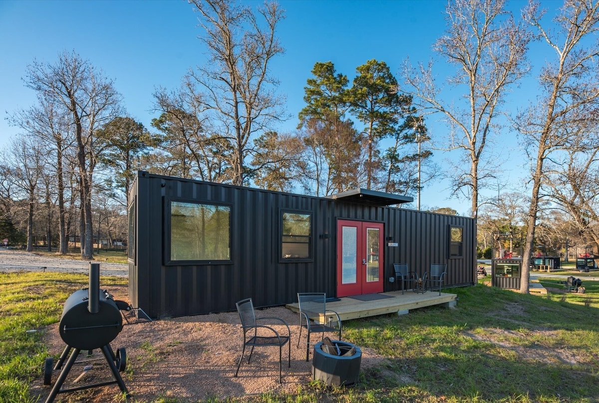 Brine Time:NEW Glamping Next to Lake Conroe! Modern Tiny Home w/Luxury Amenities, Heated Pool, BBQ offset smoker, Stocked Ponds! Play w/cute goats. ONLY 30 mins from The Woodlands & 1 hr from Houston!