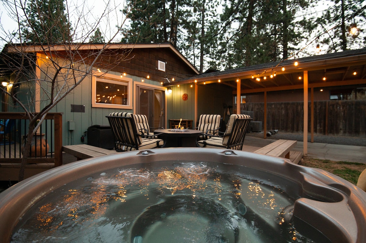 Dog Friendly ~ Hot Tub ~ Fire Pit ~ Heart of Bend!
