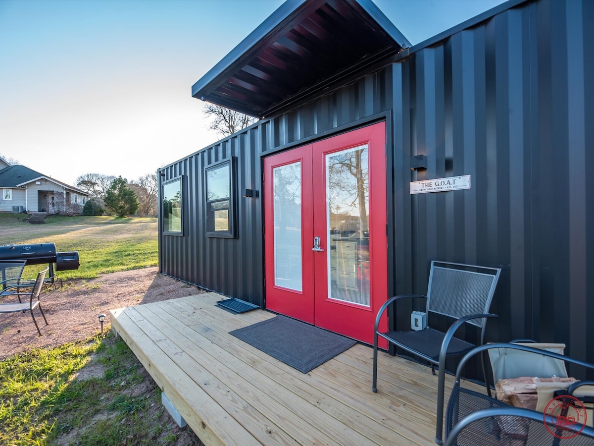 Pit Master: NEW Glamping Next to Lake Conroe! Modern Tiny Home w/Luxury Amenities, Heated Pool, BBQ offset smoker, Stocked Ponds! Play w/cute goats. ONLY 30 mins from The Woodlands & 1 hr from Houston!