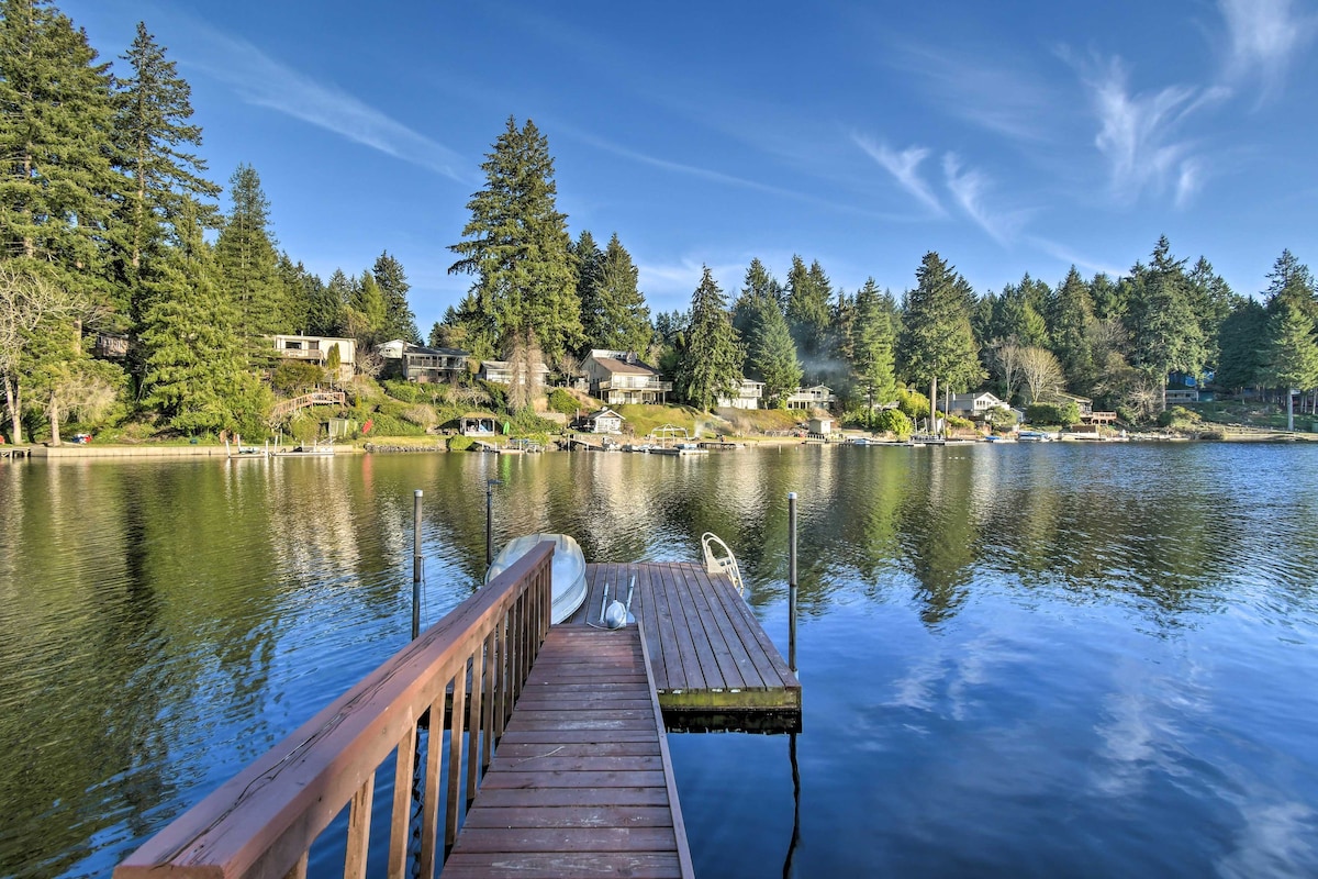 'The Peacock House' - Waterfront Home w/ Hot Tub!