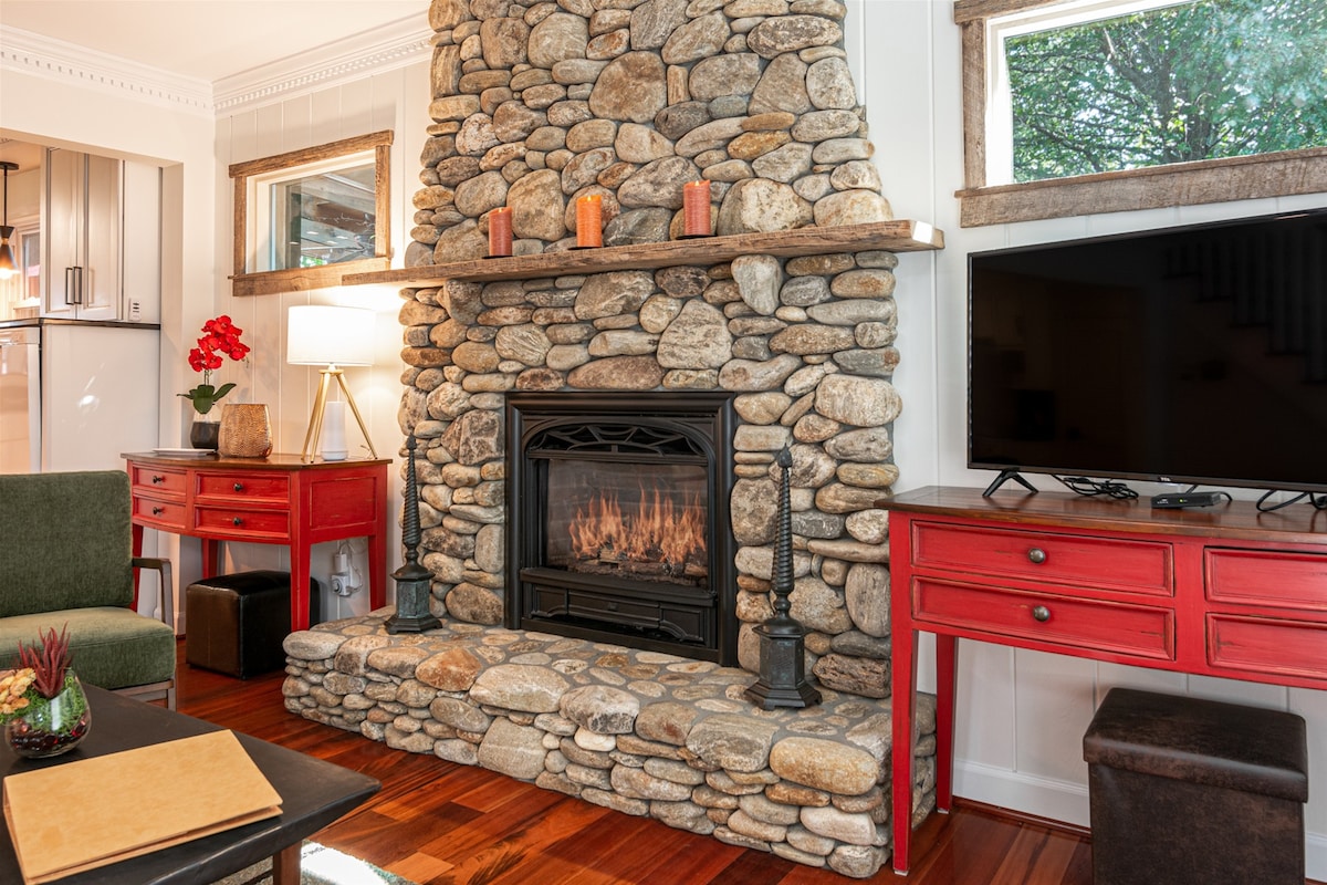 Historic Blythe Cottage in Downtown Hendersonville