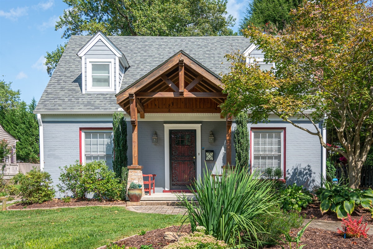 Historic Blythe Cottage in Downtown Hendersonville