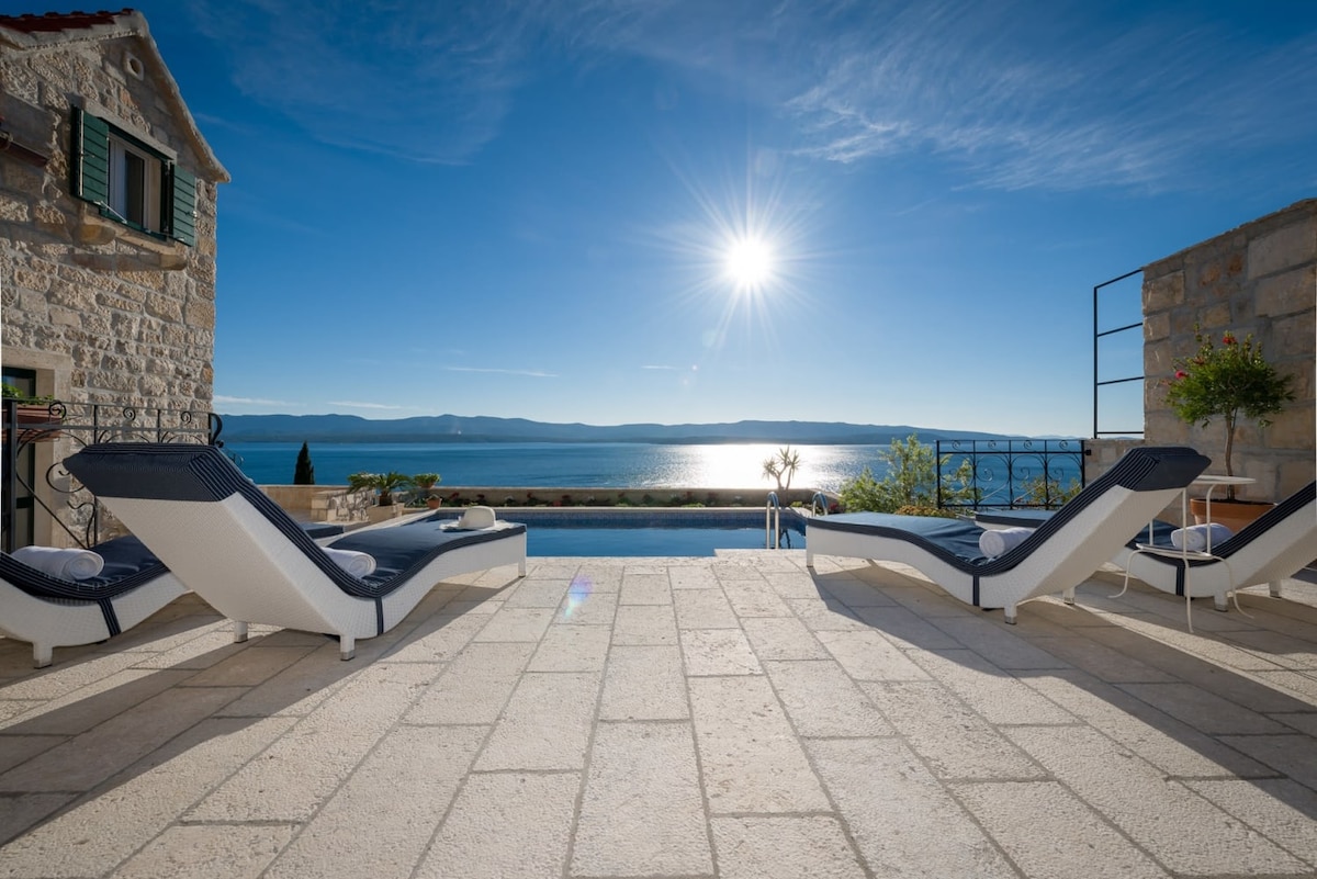 Renovated Beachfront Villa With Stunning Viewss