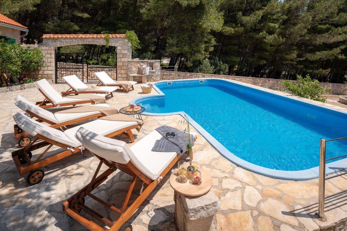 Charming Villa With Large Pool And Waterfall