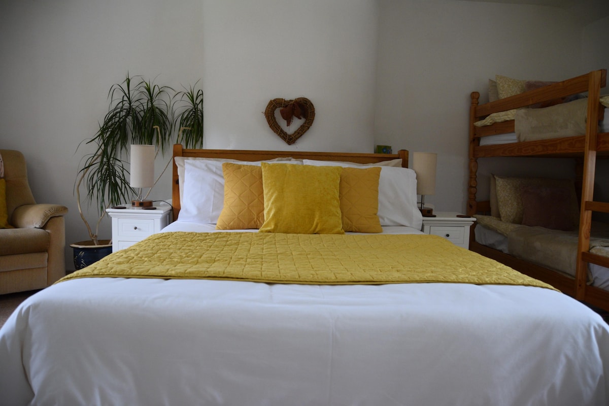 Sweetbriar小屋的双人套房，配备双人床和休闲床