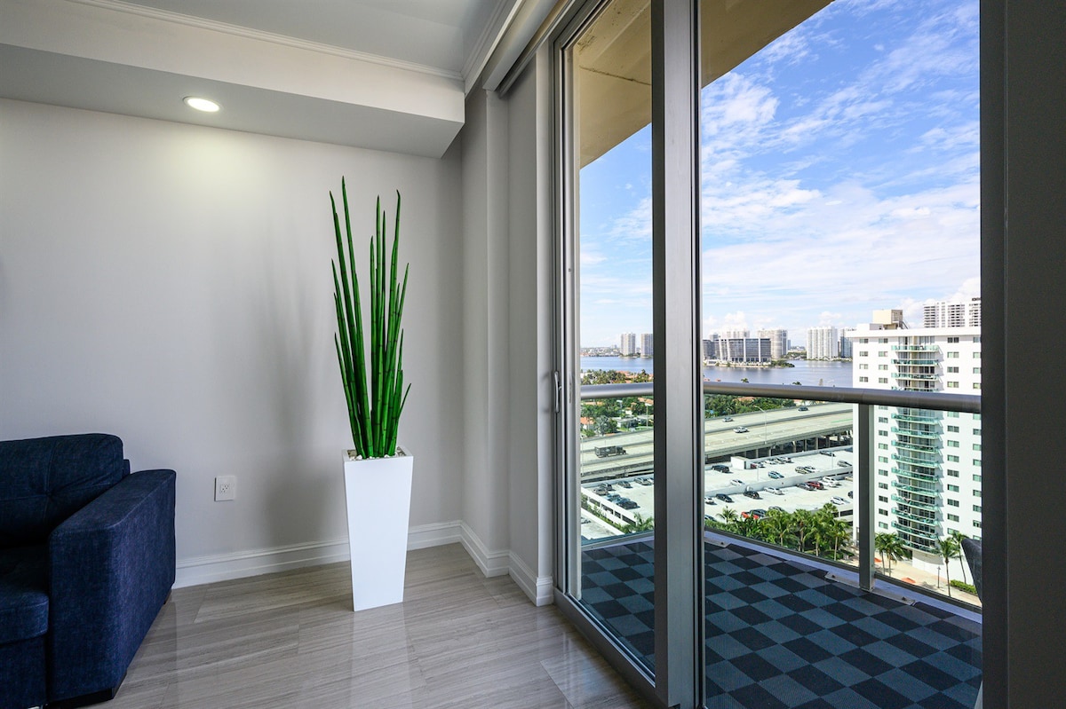 Large Penthouse | Walk to Beach | Luxury Upgrades