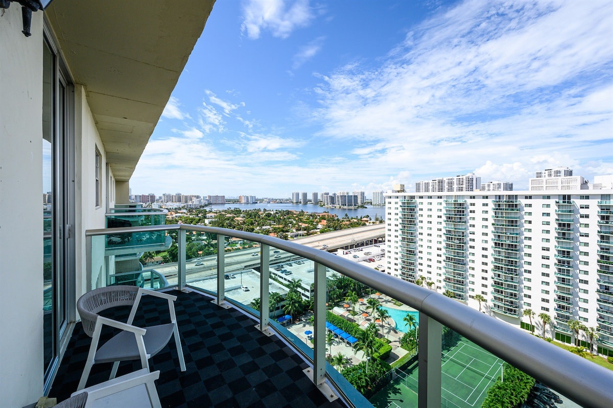 Large Penthouse | Walk to Beach | Luxury Upgrades