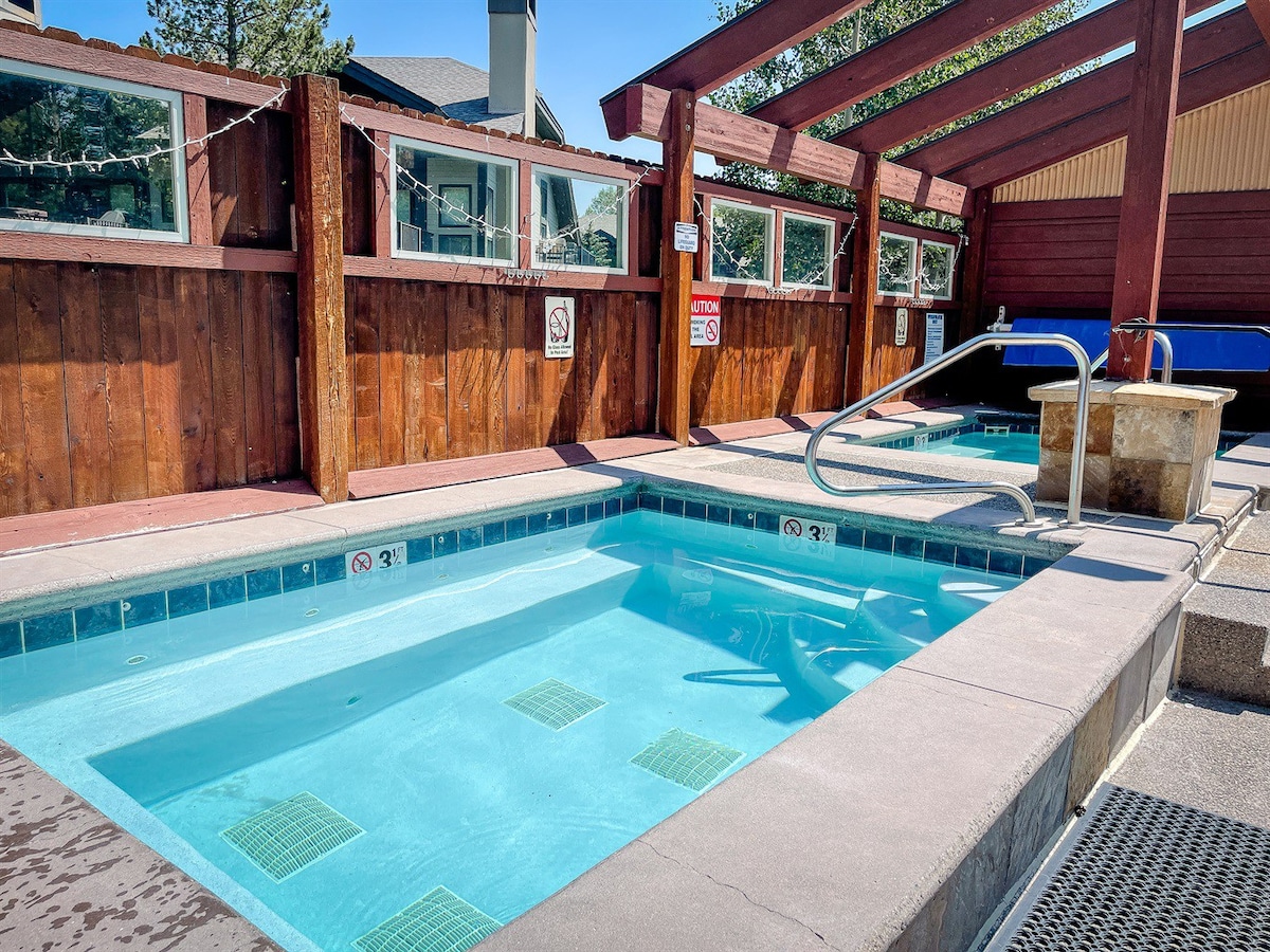 Spacious Townhome. Pool and Hot Tubs. Excellent Lo