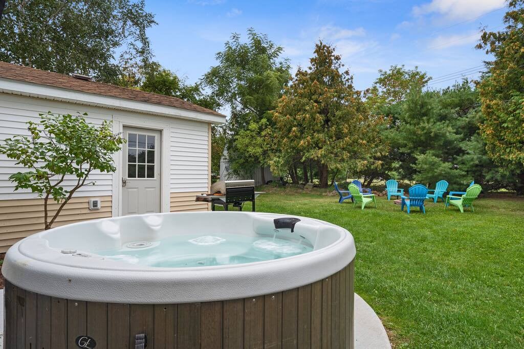 Luxurious Downtown Cottage W/ Hot tub, Golf Cart!