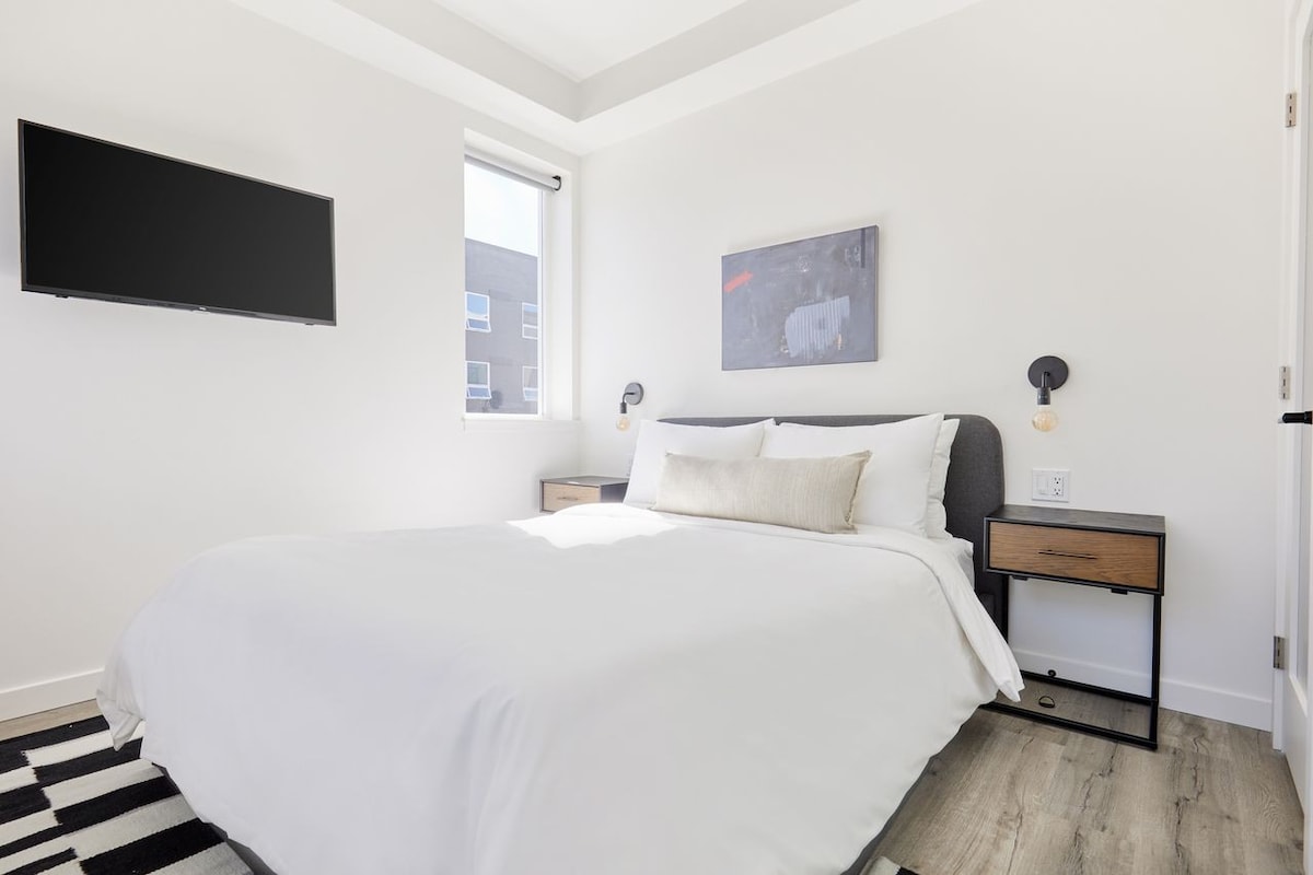 Sonder The Boylston | Queen Room on Top Floors