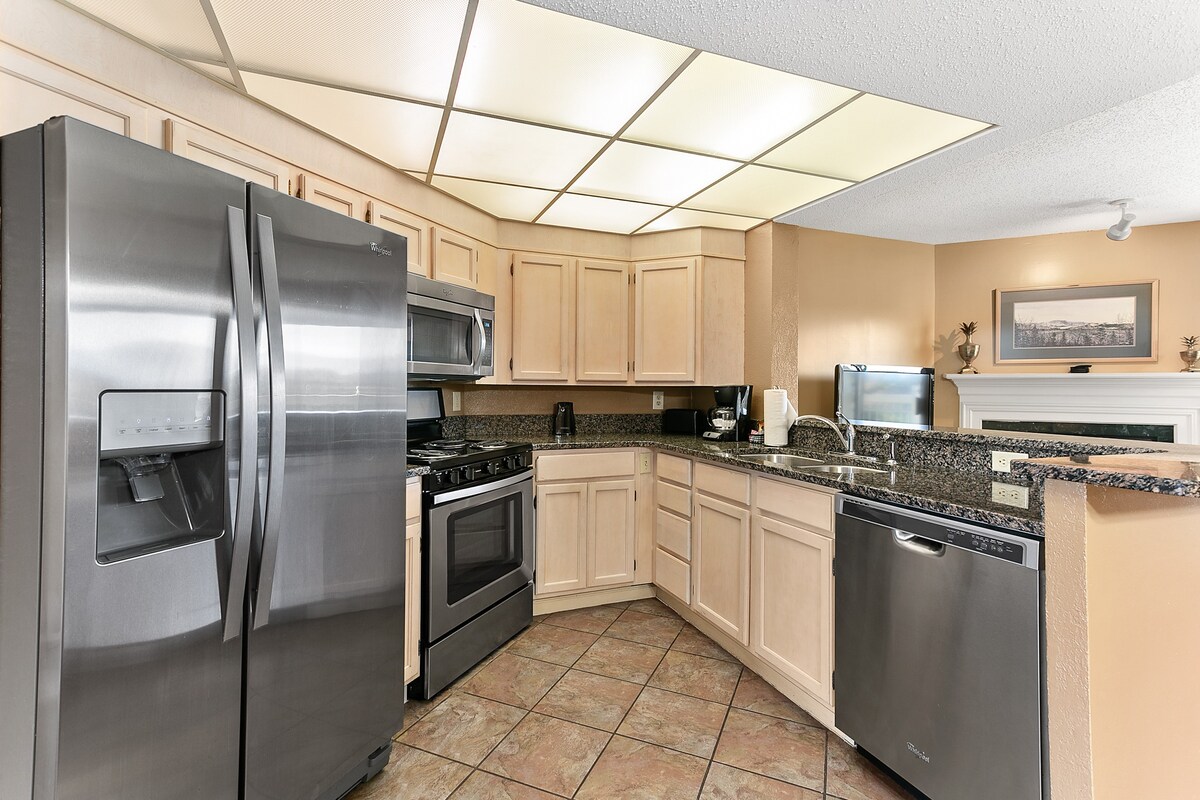 2 Comfortable Units! Pool, Kitchen, Near Museum!