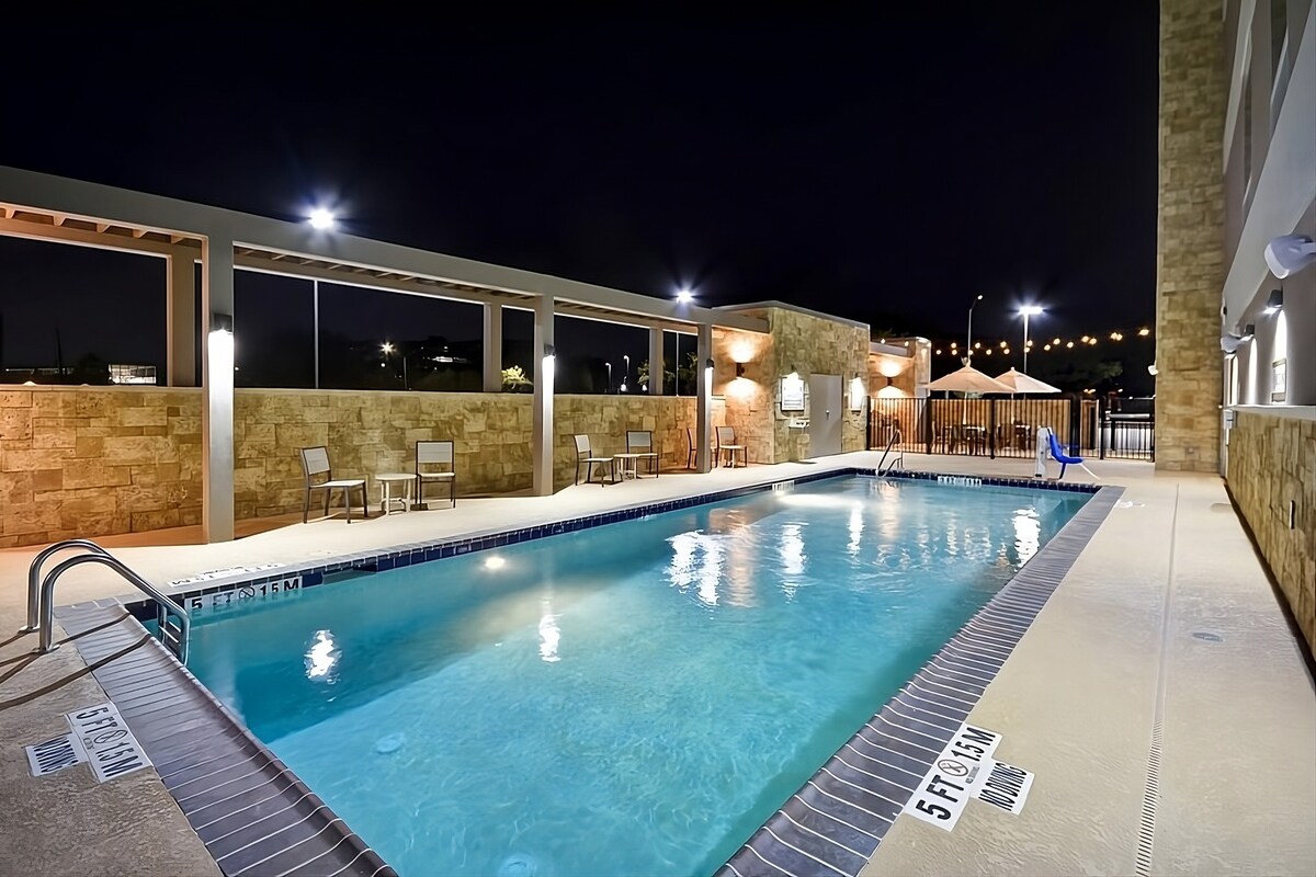 Near Attractions, 2 Modern Units, Pool, Parking