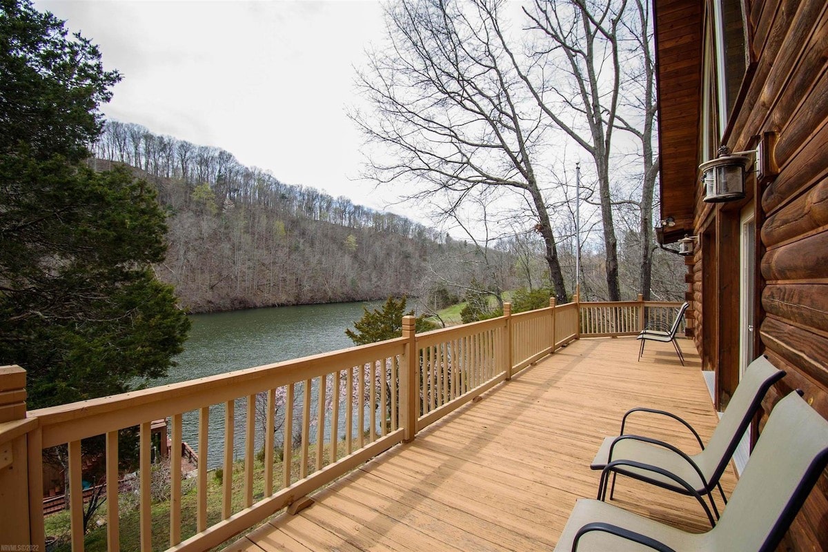 Spacious Waterfront Cabin on Claytor Lake