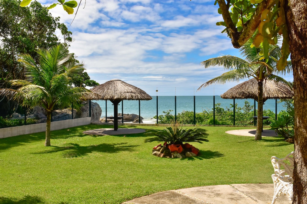 Apartamento em Condomínio Frente Mar na Praia de C