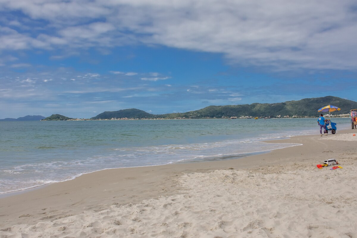 Apartamento em Condomínio Frente Mar na Praia de C