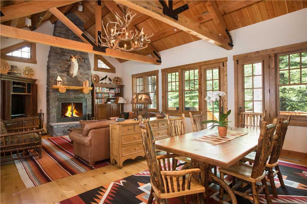 RMR: 4 BR Deluxe Homestead- Walk to Ski & Dining