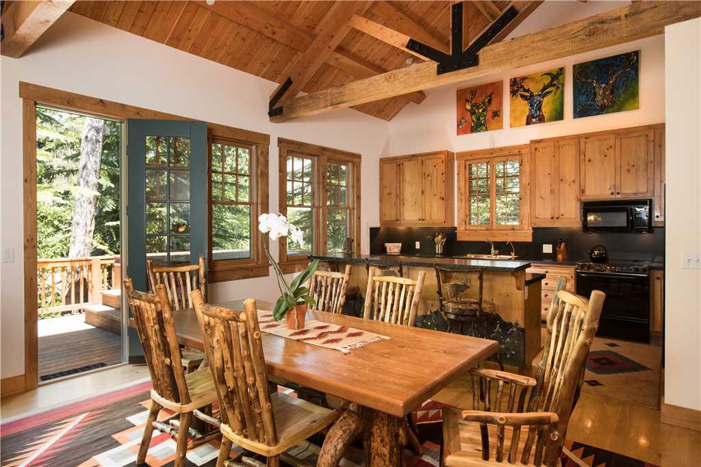 RMR: 4 BR Deluxe Homestead- Walk to Ski & Dining