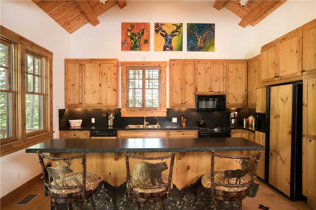 RMR: 4 BR Deluxe Homestead- Walk to Ski & Dining