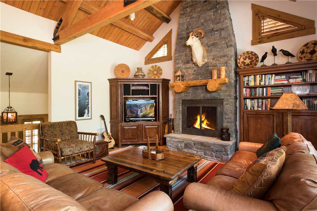 RMR: 4 BR Deluxe Homestead- Walk to Ski & Dining