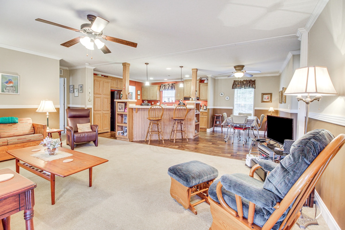 Charming Claxton Home: Private Deck & Fire Pit!