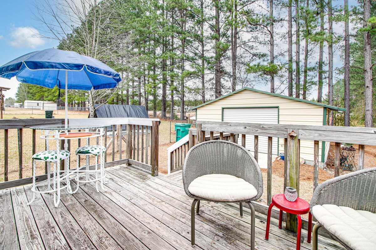 Charming Claxton Home: Private Deck & Fire Pit!