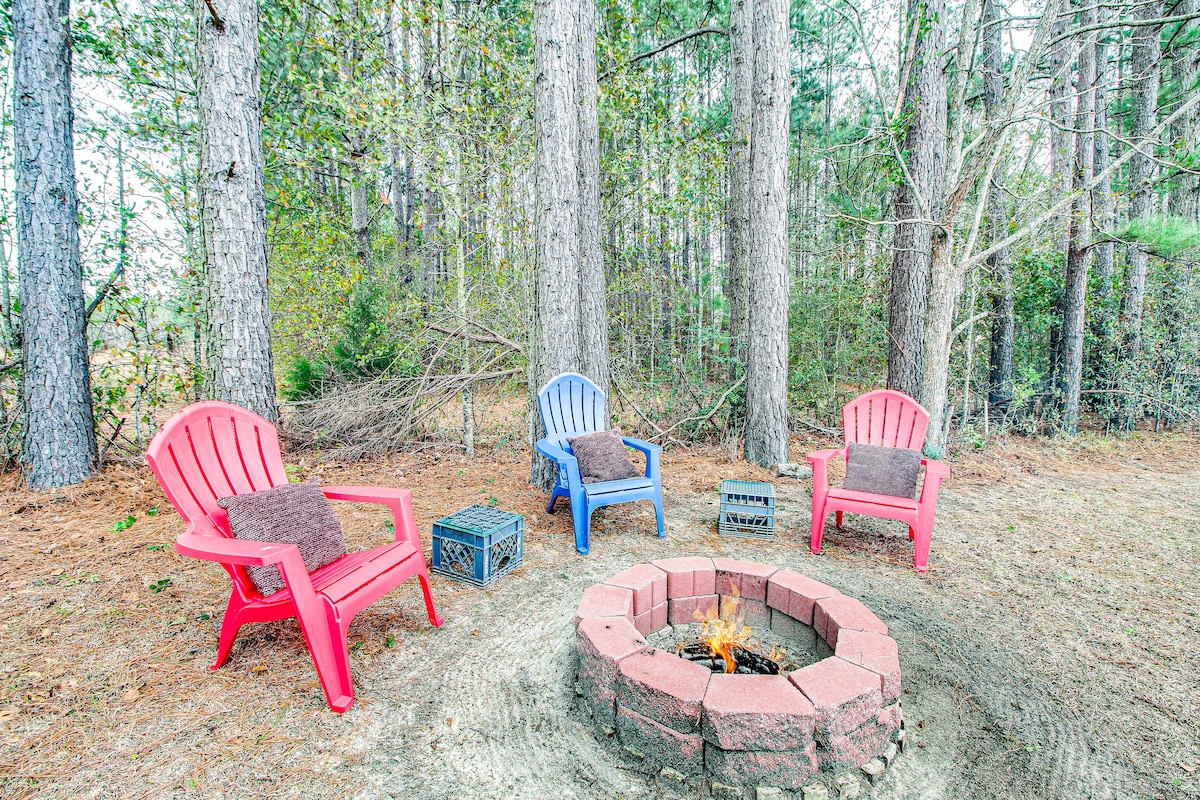 Charming Claxton Home: Private Deck & Fire Pit!