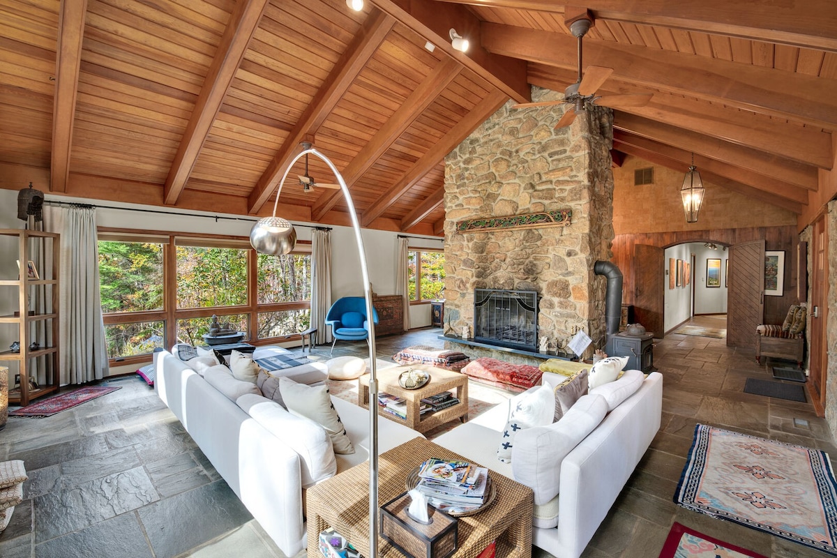 Blue Mountain Haven:5 BR Country Retreat