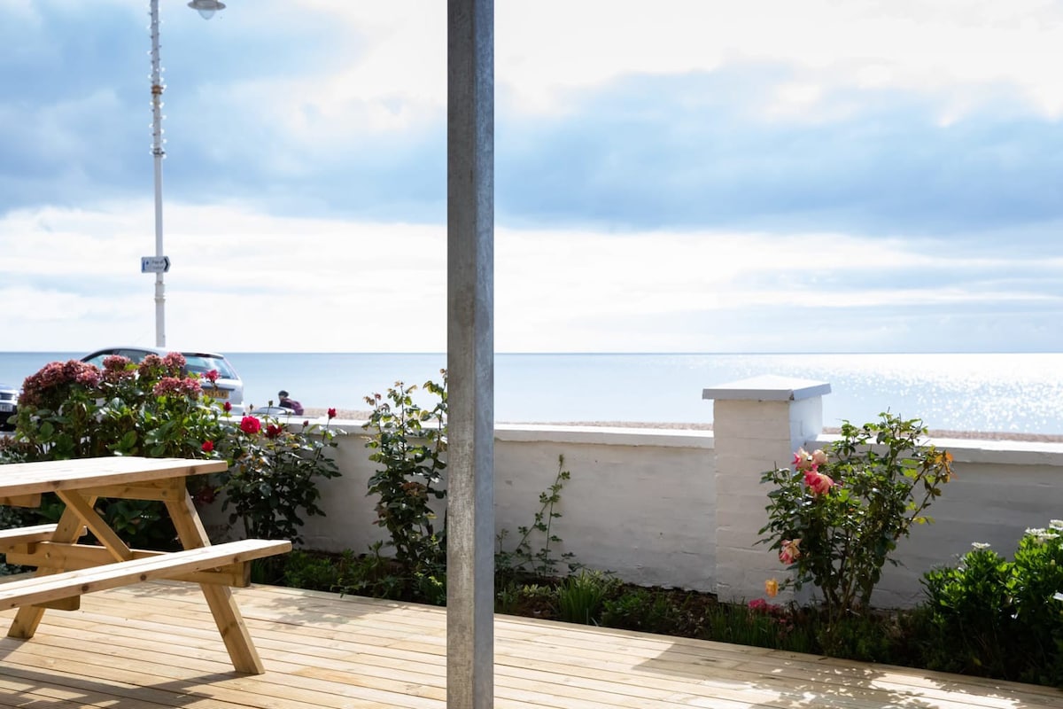 美丽的海滨别墅，带阳台和海景