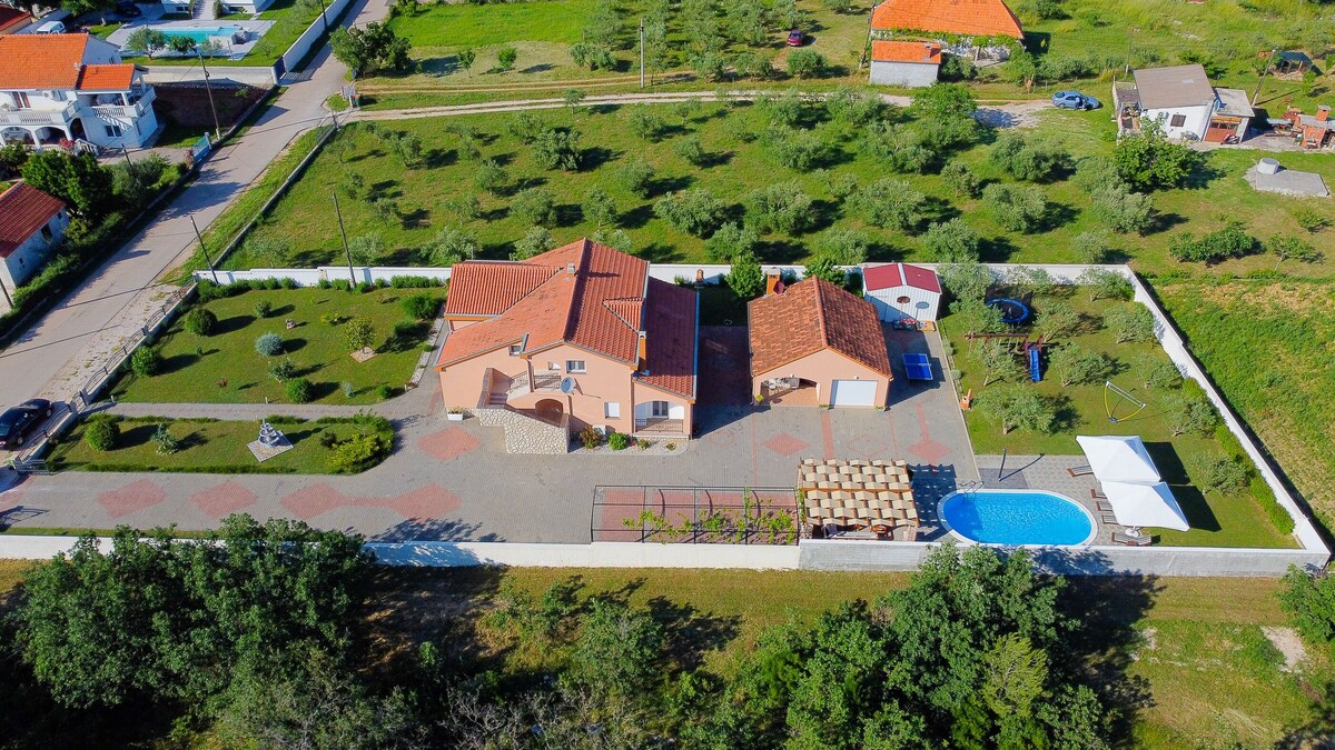 五卧室别墅，位于Galovac ，室外游泳池
