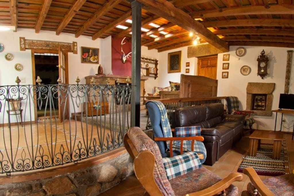 Casa Rural Lucia是一座宽敞的乡村小屋，设有适合家庭入住的露台
