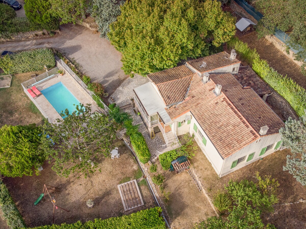 Very child-friendly villa with fenced pool and g