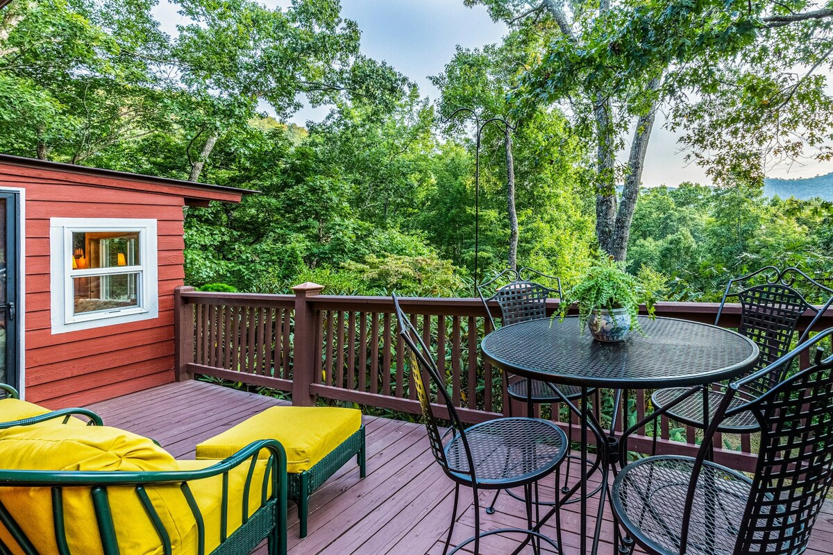 Serene 3BR Mountainview | Deck | Firepit | W/D