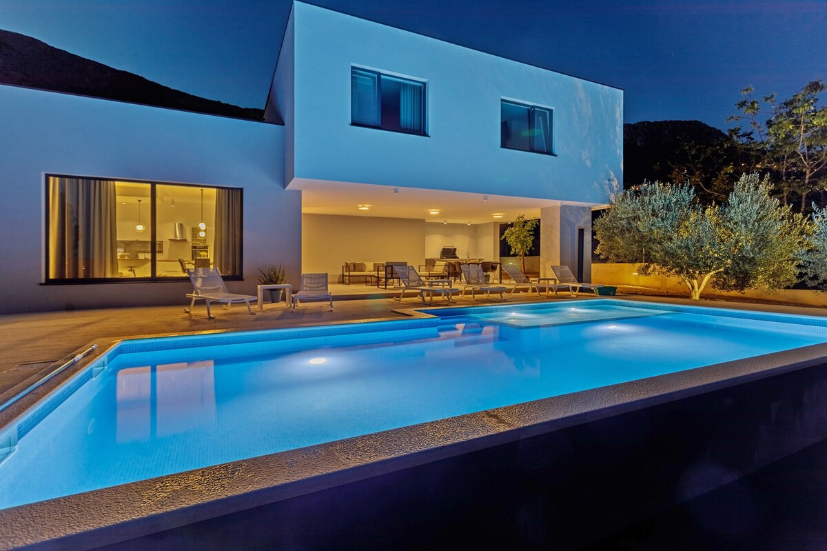 Modern Villa Elia with 40sqm heated pool