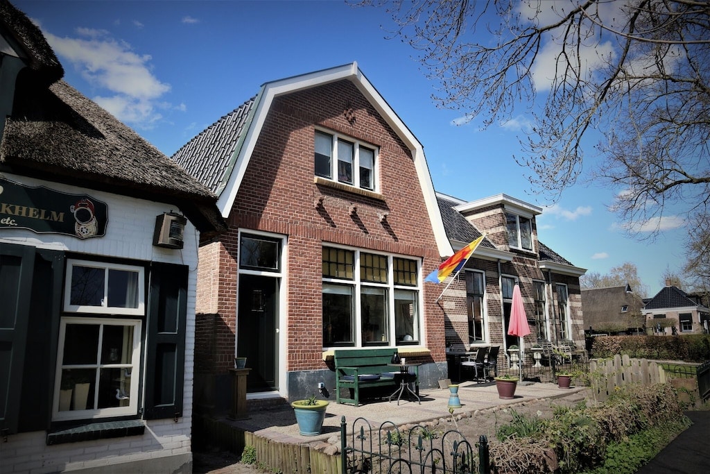 位于Giethoorn的漂亮公寓，配有独木舟和停车场