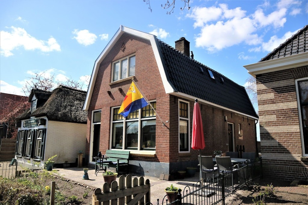 位于Giethoorn的漂亮公寓，配有独木舟和停车场