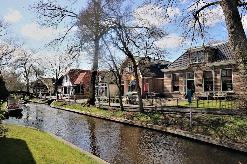 位于Giethoorn的漂亮公寓，配有独木舟和停车场