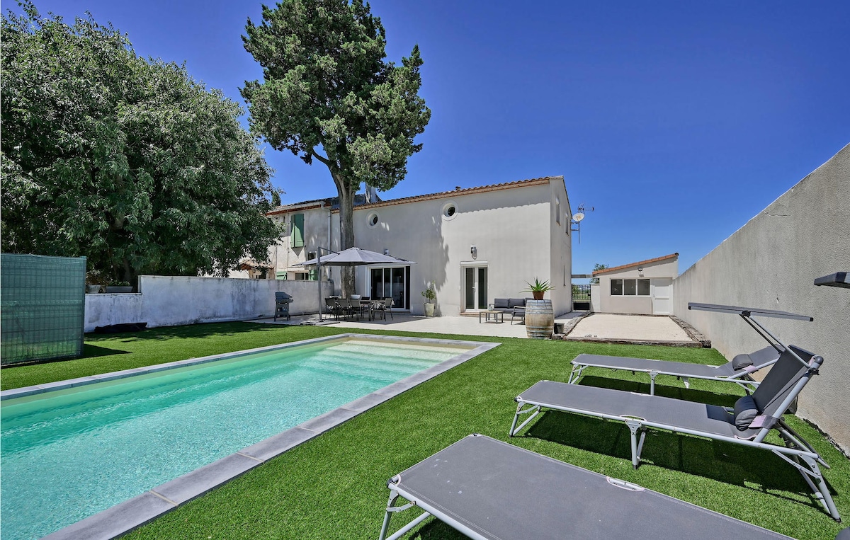 Lovely home in Nîmes with outdoor swimming pool