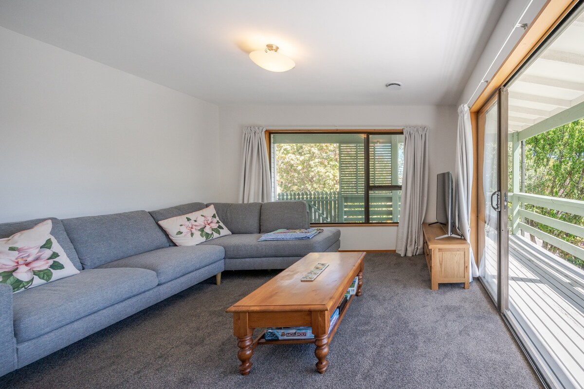 Libeau Lane Views - Akaroa Holiday Home