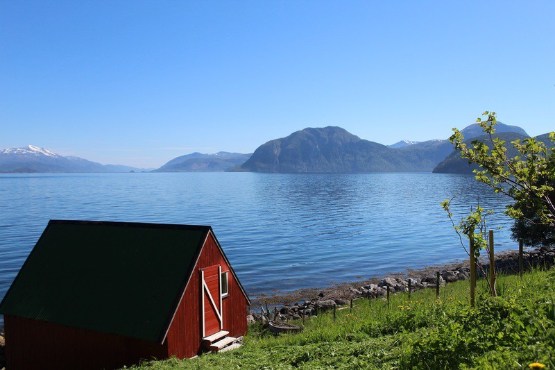 Hjelvikhytte -可俯瞰Storfjorden美景的小木屋