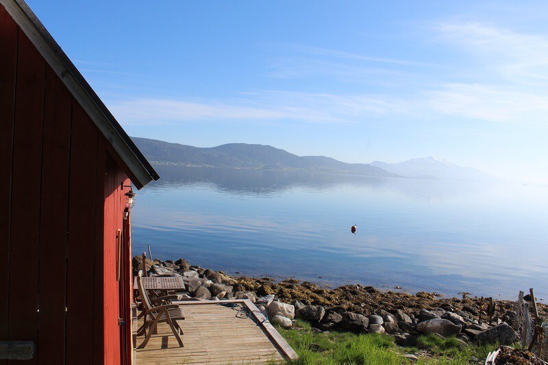 Hjelvikhytte -可俯瞰Storfjorden美景的小木屋
